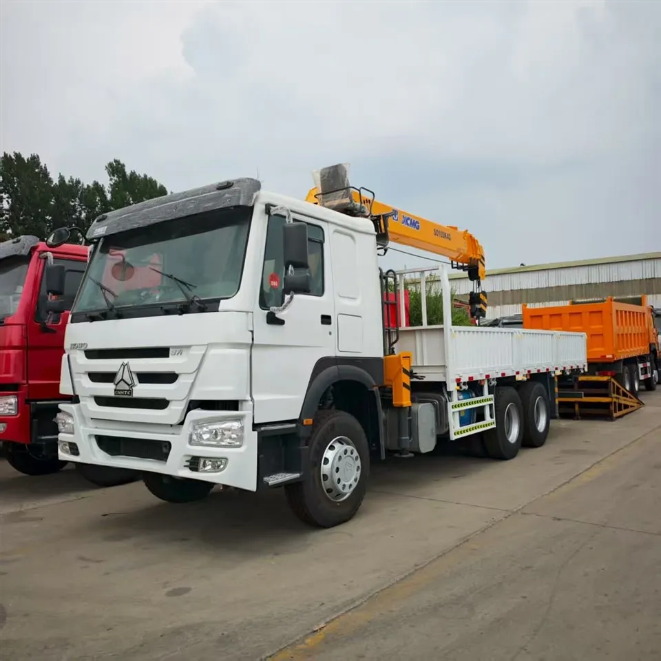 Sinotruck Howo 8x4 Dieselbil monteret kran